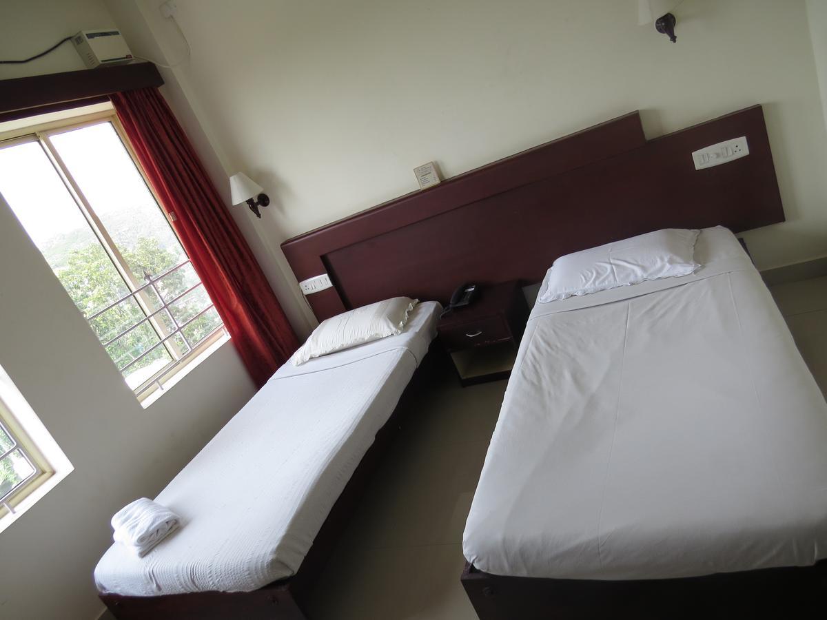 Lals Residency Otel Adur Oda fotoğraf