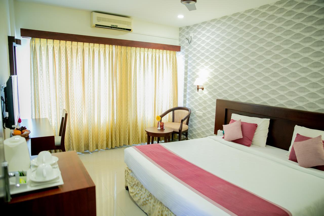 Lals Residency Otel Adur Dış mekan fotoğraf